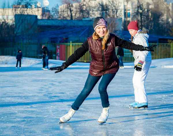 Рейтинг лучших мест для катания на коньках в Челябинске.
