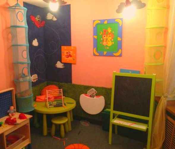 Кафе и рестораны с детской комнатой в Нижнем Новгороде:как выбрать наилучшее заведение.