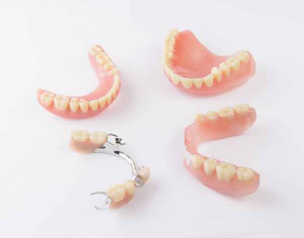Как выбрать лучшие зубные протезы