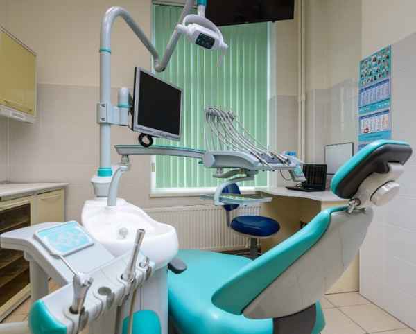 Лучшие клиники по имплантации зубов в Санкт-Петербурге с указанием контактов, средней цены, особенностей работы
